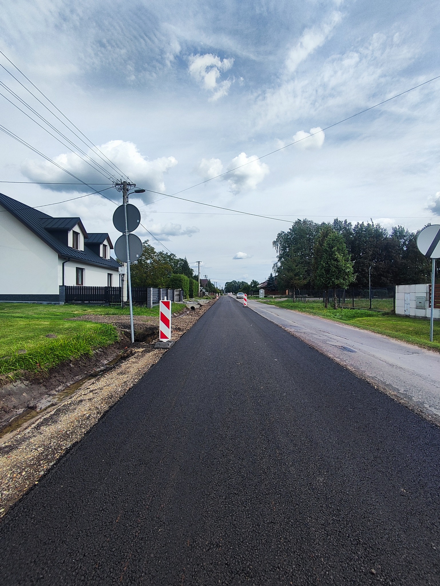 Pierwsze metry nowej nawierzchni asfaltowej na odcinku drogi wojewódzkiej nr 861 w Jacie zostały już położone!