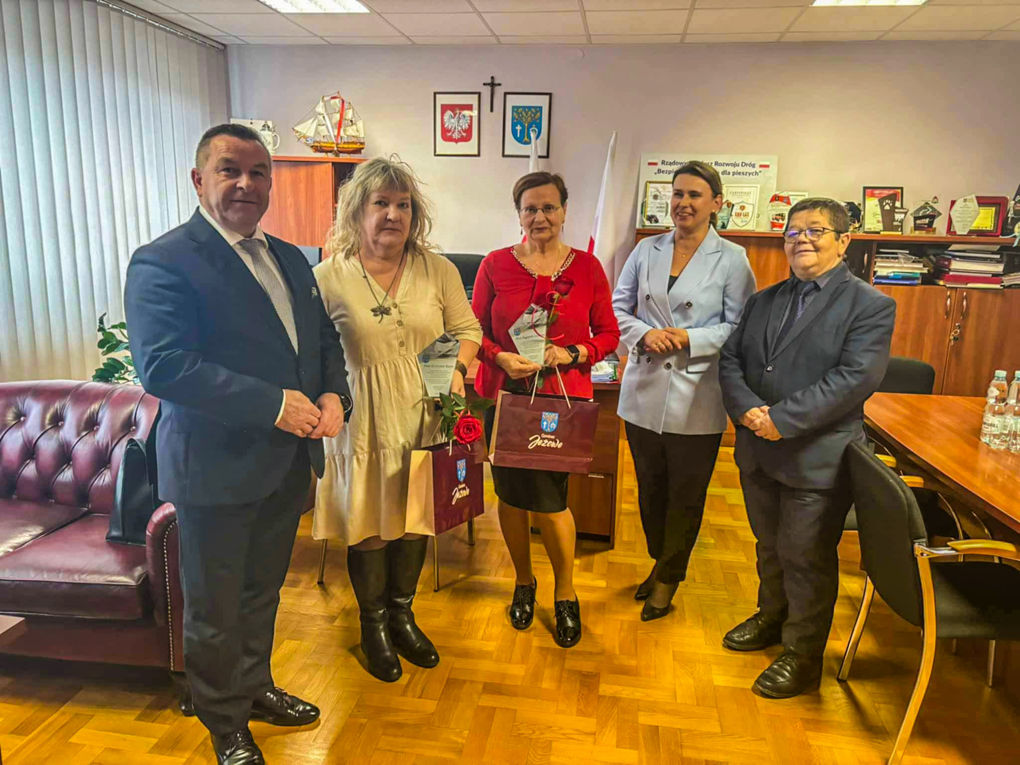 W podziękowaniu za wieloletnią współpracę, profesjonalizm, serce i życiową mądrość, z życzeniami wszystkiego najlepszego na emeryturze