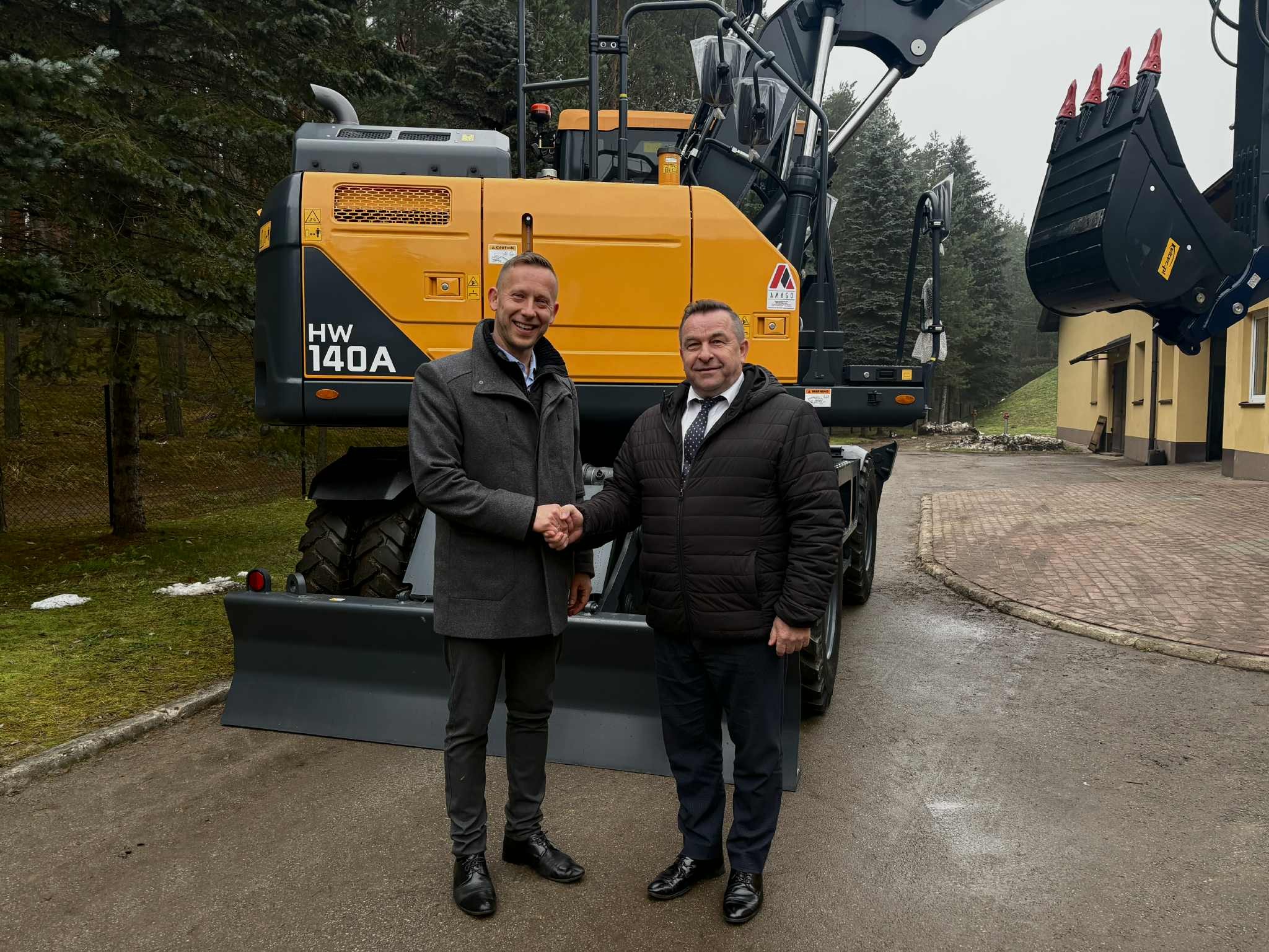 Wójt Gminy Jeżowe pozyskał nowoczesną koparkę dzięki Programowi Ochrony Ludności i Obrony Cywilnej