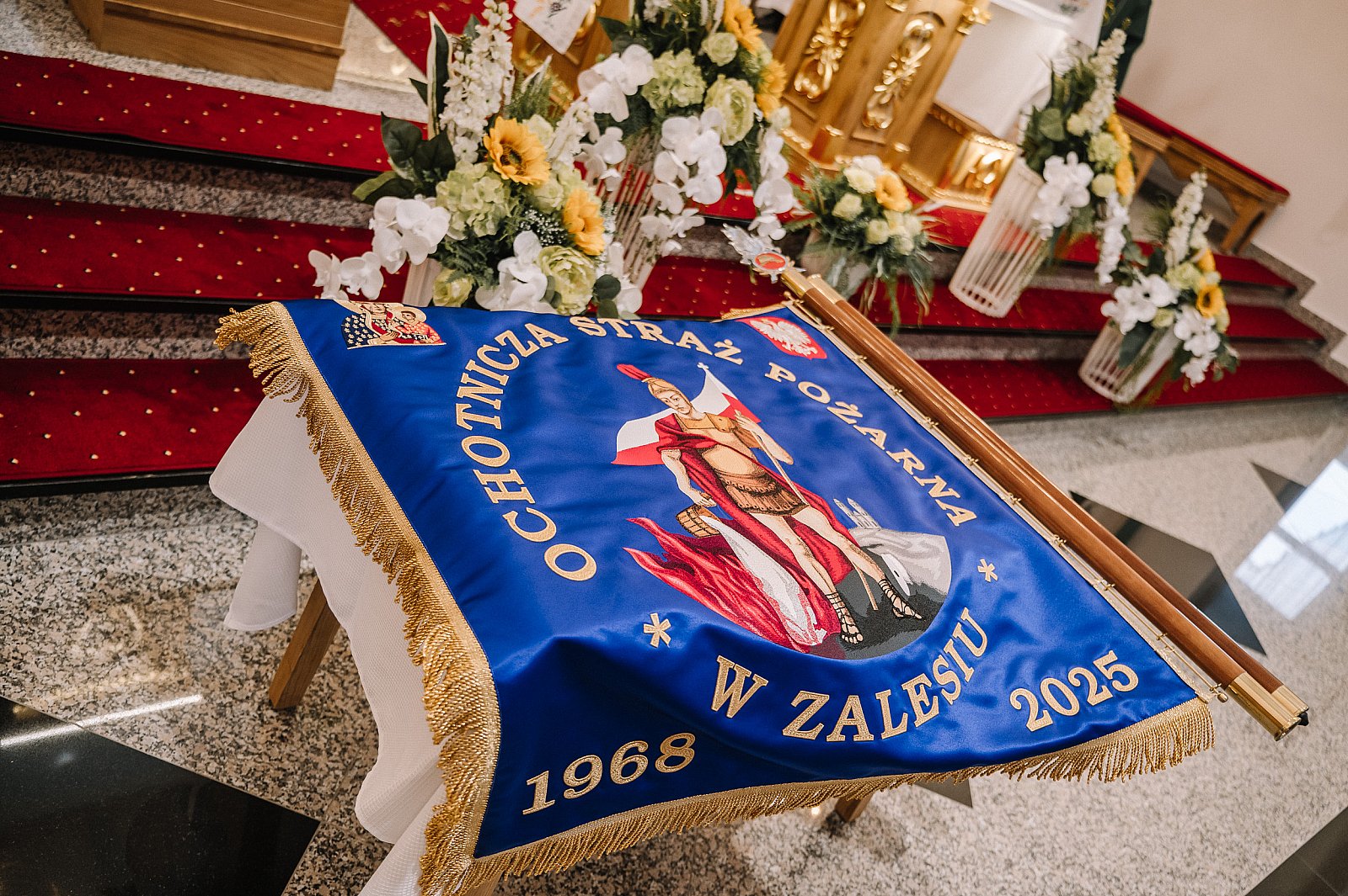 Nadanie sztandaru oraz poświęcenie samochodu ratowniczo-gaśniczego jednostce OSP Zalesie