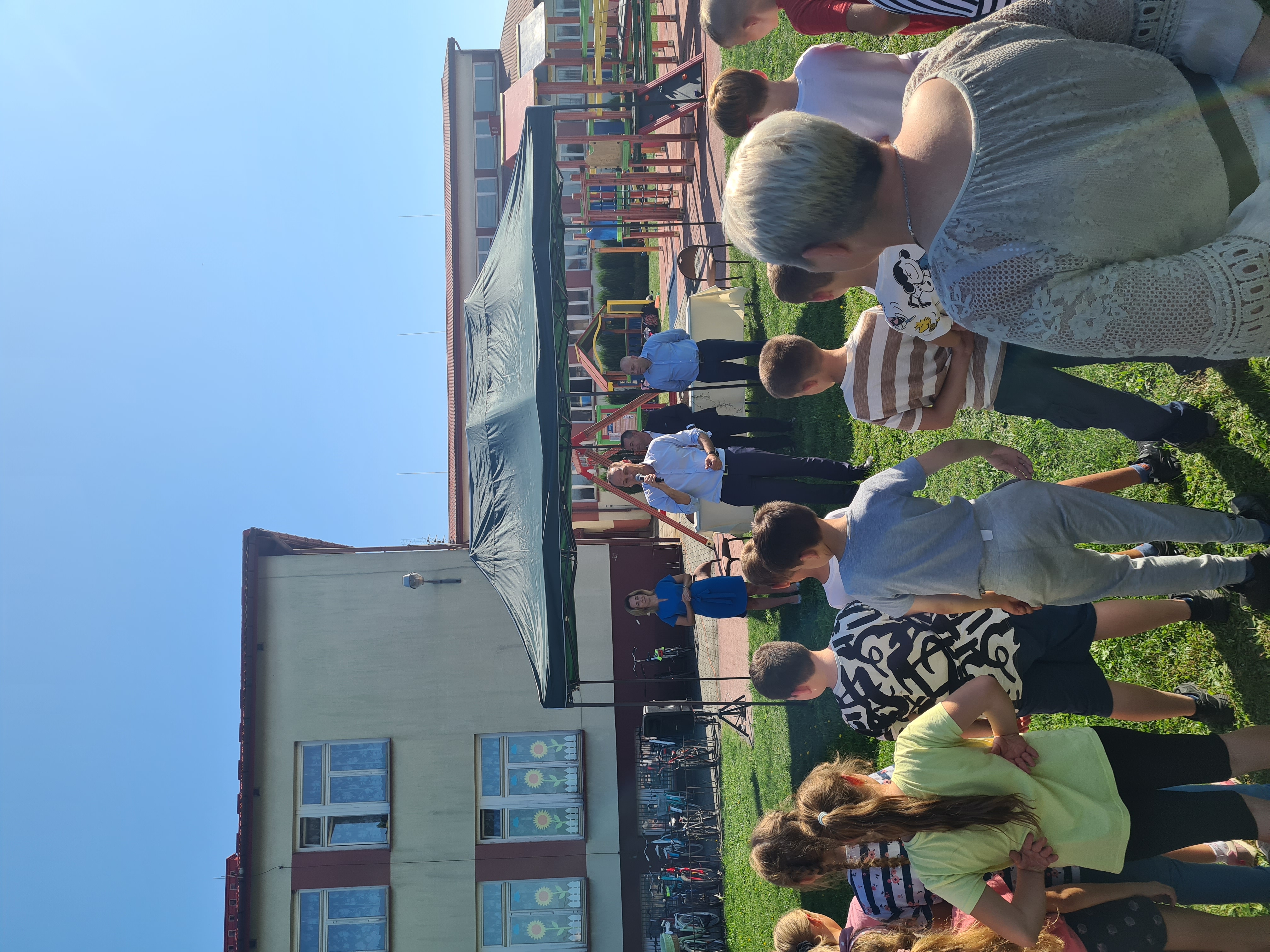 Budowa boisk wielofunkcyjnych przy PSP w Groblach i PSP w Jeżowem – Kameralnem