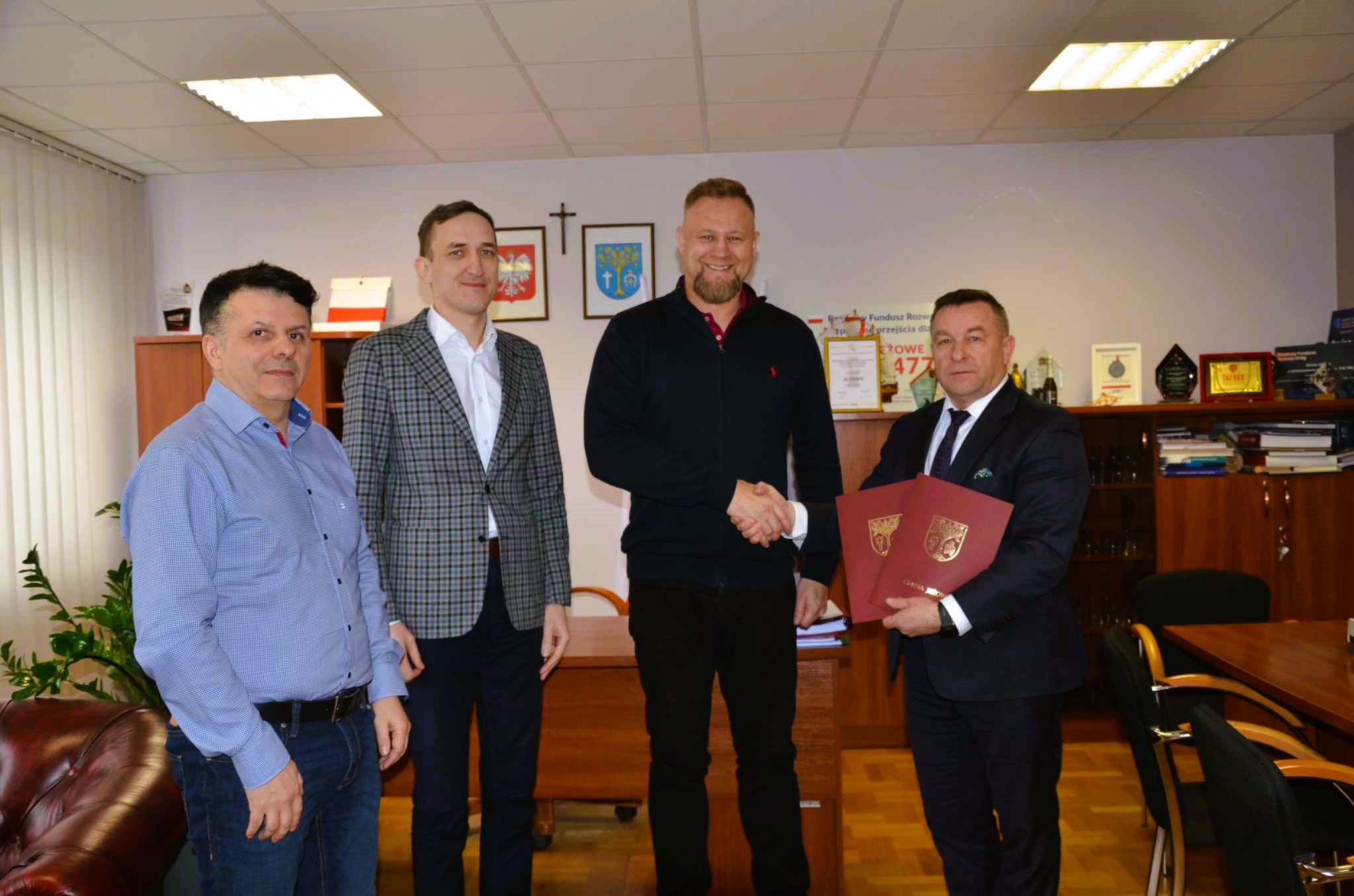 Podpisanie umowy na przebudowę drogi gminnej nr 102327R od km 0+000 do km 0+999 w miejscowości Cholewiana Góra