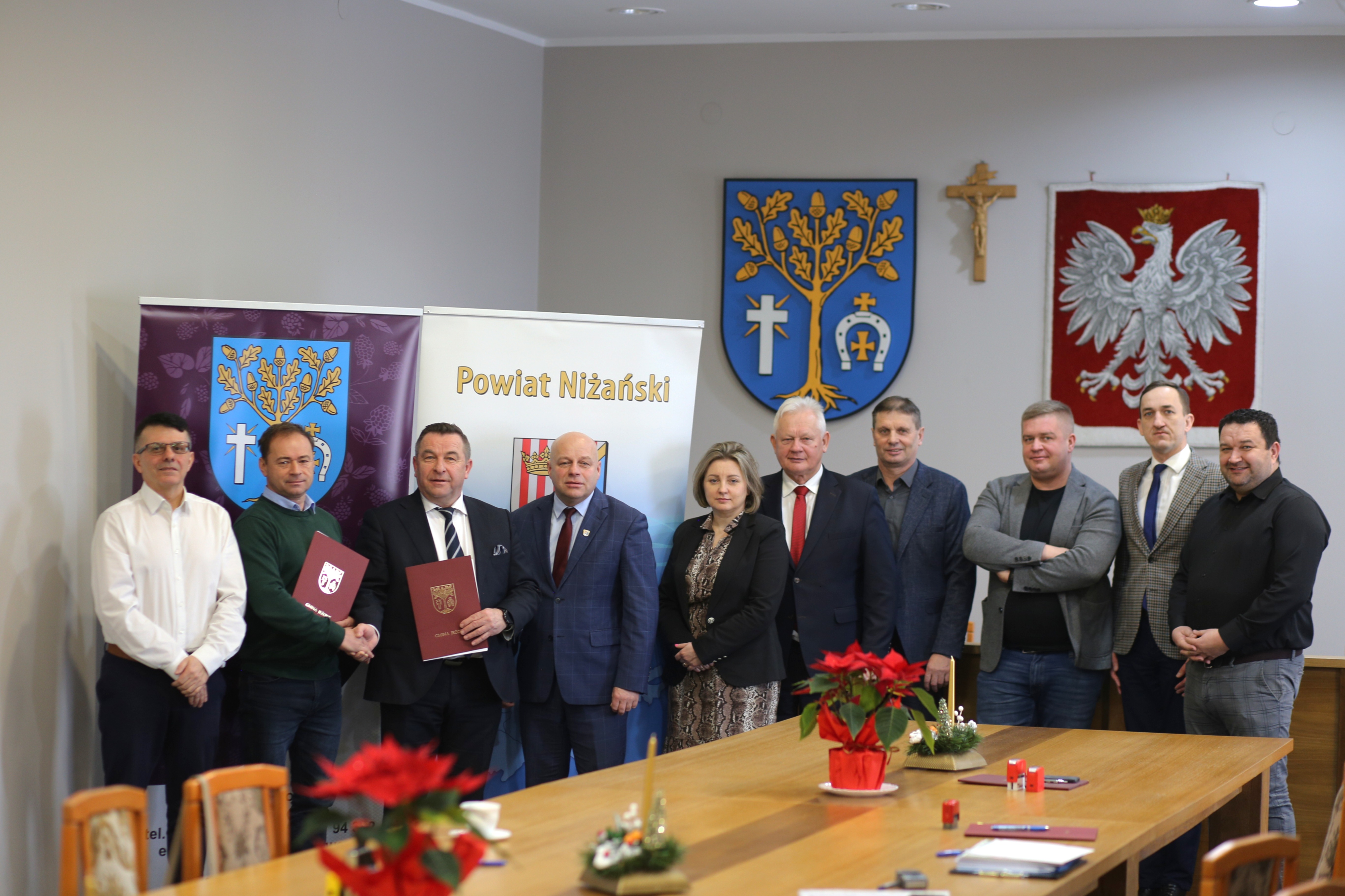   Podpisano umowę na realizację zadania pn. „Budowa drogi dla pieszych i drogi dla rowerów w ciągu drogi powiatowej Nr 1087R Jeżowe - Wola Raniżowska na odcinku granica powiatu rzeszowskiego i powiatu niżańskiego- Nowy Nart” 