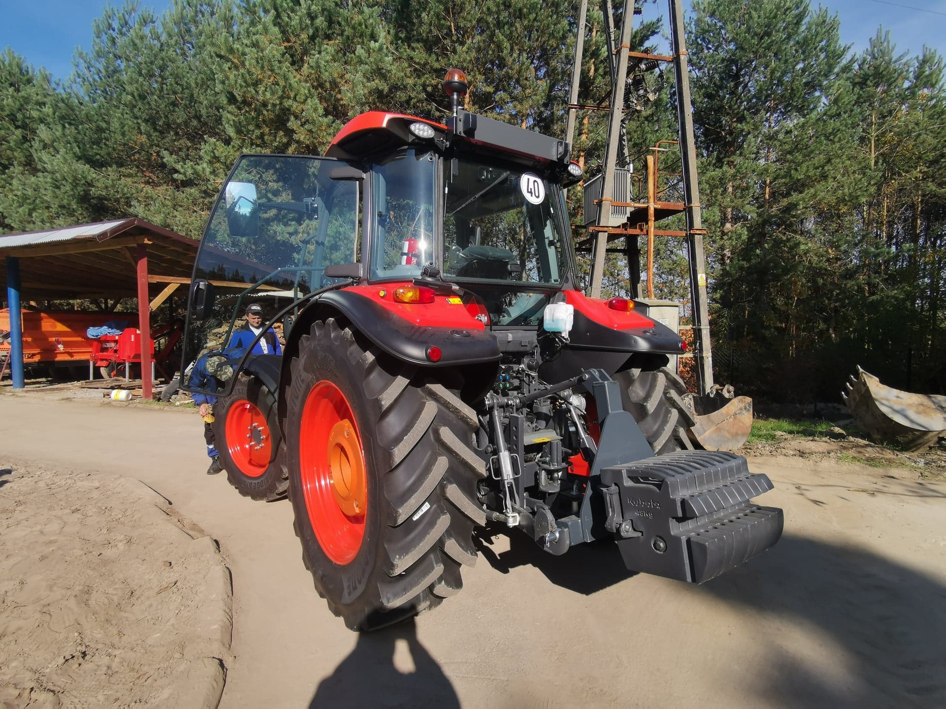 Gmina Jeżowe zakupiła ciągnik wraz z pługiem do śniegu dla ZGK